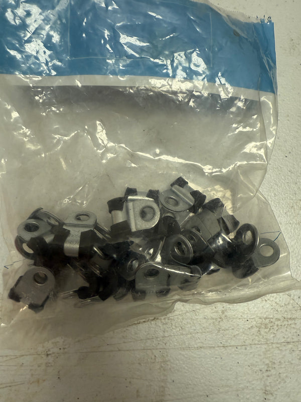 Pipe retaining clip
