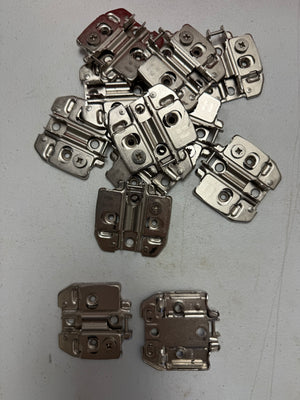 Cabinet hinge mounting plates