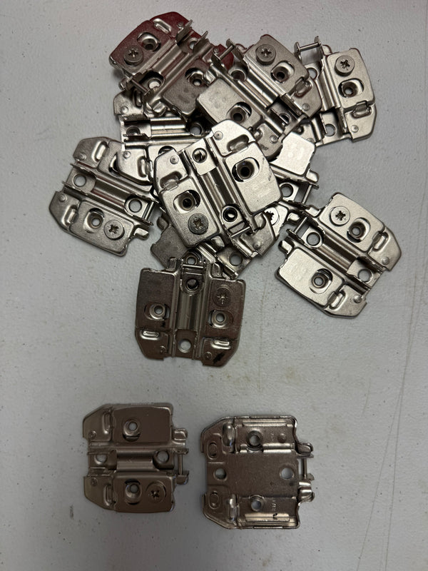 Cabinet hinge mounting plates